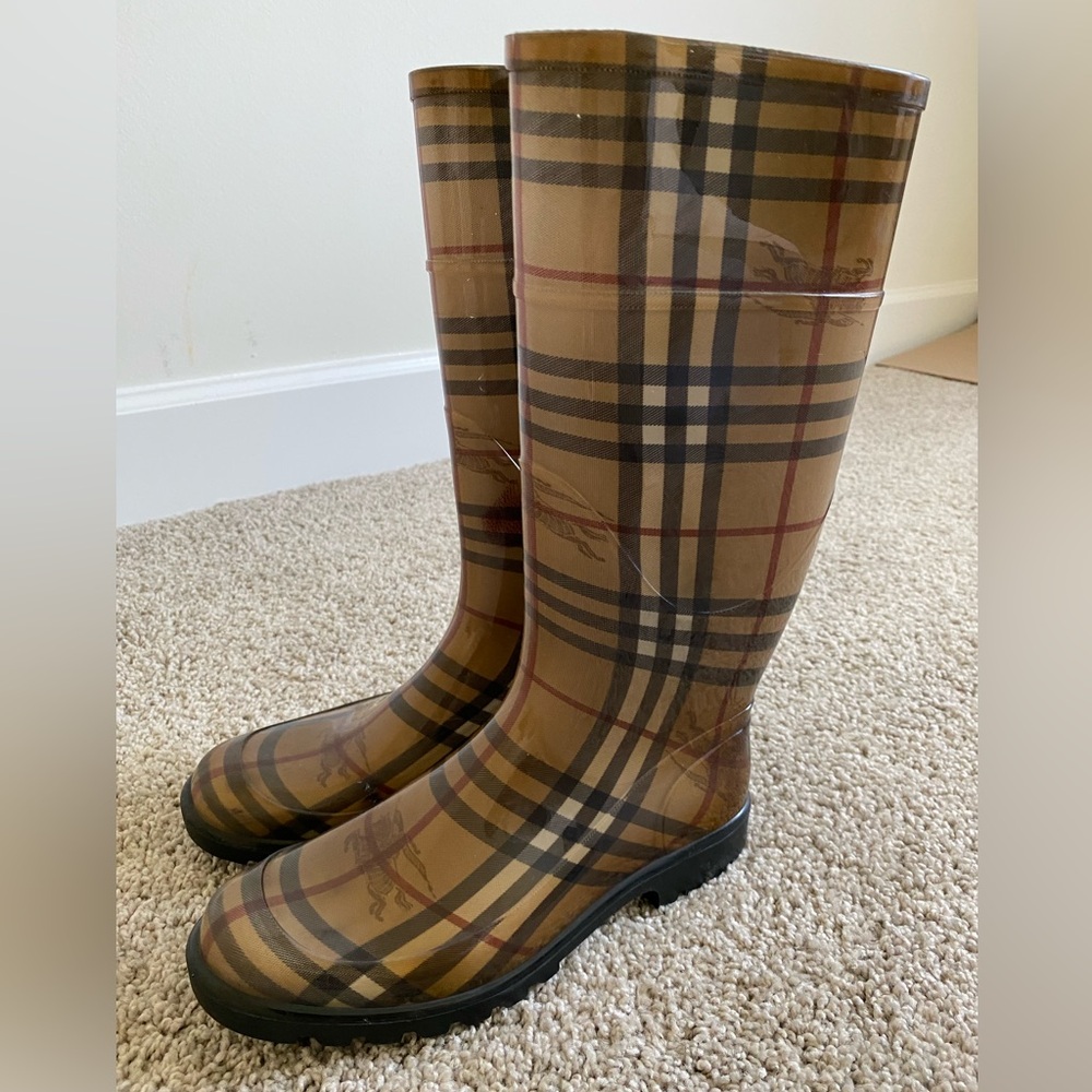 Burberry rainboots size 8 US